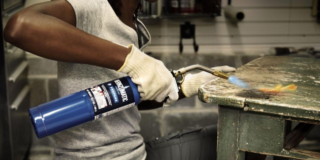 How to Clay Bar a Car | A Full Paint Decontamination Guide How to Clay Bar a Car | A Full Paint Decontamination Guide